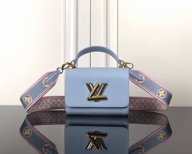 M22515粉蓝色 顶级原单 本款 Twist 小号手袋选用 Epi 粒面皮革，为可拆卸宽幅织物肩带的两面分别描绘 Monogram 花卉的放大版本和 Mono