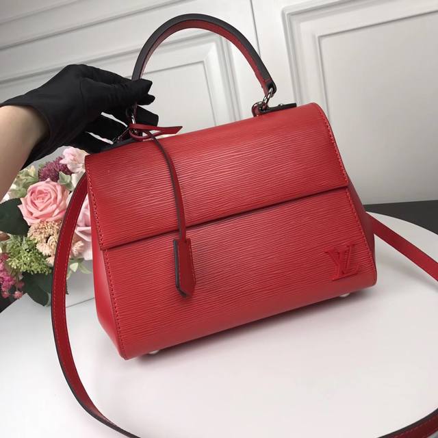 M41305红 顶级原单 Cluny Bb 手袋 Epi启发了Nicolas Ghesquiere的创作，他对Cluny系列的全新演绎采用品牌经典皮革，定会让路