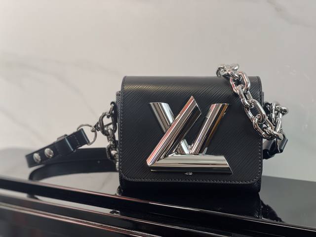 M22296黑色 顶级原单 Twist新款 通过比例变化重新诠释经典 Lv 手袋，路易威登女装艺术总监 Nicolas GhesquièRe 以 Epi 牛皮革