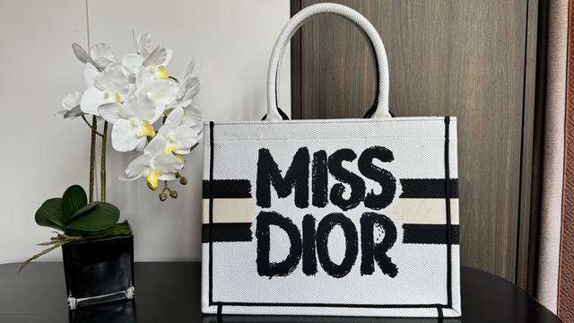 新款印章系列这款 Book Tote 手袋由 Dior 女装创意总监玛丽亚 嘉茜娅 蔻丽 Maria Grazia Chiuri 设计，是体现 Dior 美学的