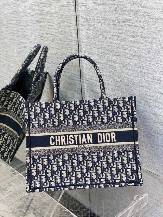 Di.Or Book Tote 市场最高升级版本，绝对对版，欢迎品鉴 经典老花刺绣工艺，中号购物袋完全满足日常出行使用♀，标志性的字母，时尚百搭又满满的复古气息