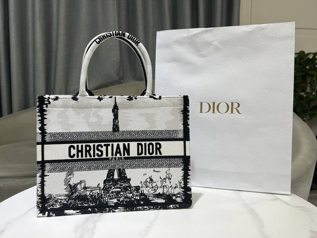 中号 Dior Book Tote 手袋 巴黎铁塔 白色和黑色 Paris 图案刺绣 36 X 27.5 X 16.5 Cm 这款 Dior Book Tote 中号 Dior Book Tote 手袋 巴黎铁塔 白色和黑色 Paris 图案刺绣 36 X 27.5 X 16.5 Cm 这款 Dior Book Tote