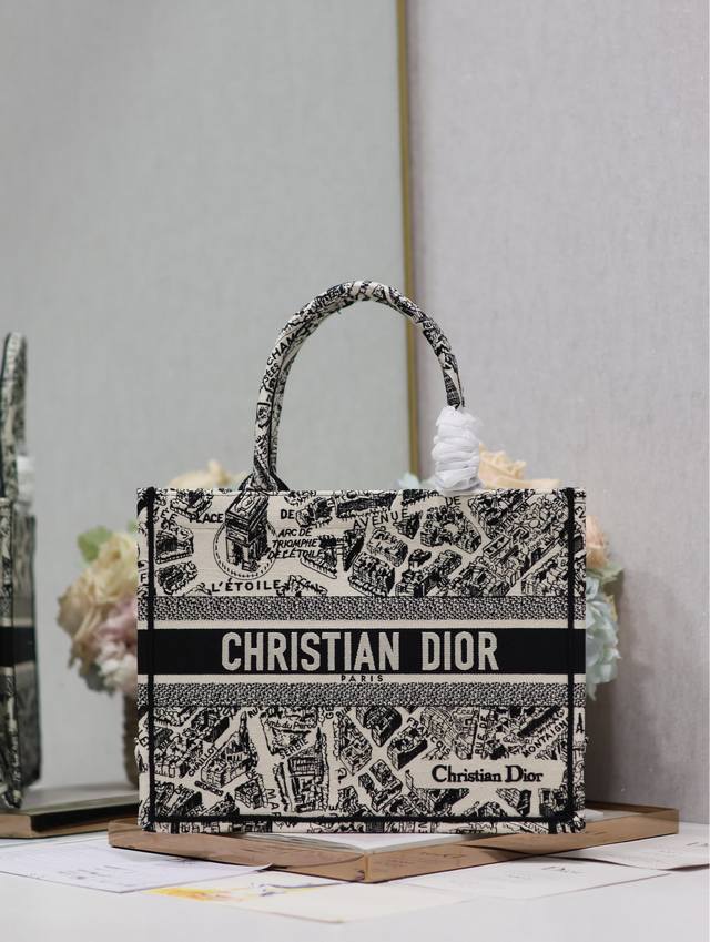 奶白色巴黎 中号 Dior Book Tote 购物袋 这款Book Tote手袋灵感来自女装创意总监玛丽亚 嘉茜娅 蔻丽 Maria Grazia Chiur