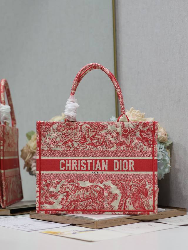 樱花粉虎 中号 Dior Book Tote 购物袋 这款Book Tote手袋灵感来自女装创意总监玛丽亚 嘉茜娅 蔻丽 Maria Grazia Chiuri 樱花粉虎 中号 Dior Book Tote 购物袋 这款Book Tote手袋灵感来自女装创意总监玛丽亚 嘉茜娅 蔻丽 Maria Grazia Chiuri