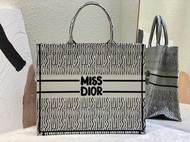 大号Book Tote 手袋 白色和卡其色Miss Dior Allover 图案刺绣 这款 Book Tote 手袋由 Dior 女装创意总监玛丽亚 嘉茜娅 大号Book Tote 手袋 白色和卡其色Miss Dior Allover 图案刺绣 这款 Book Tote 手袋由 Dior 女装创意总监玛丽亚 嘉茜娅