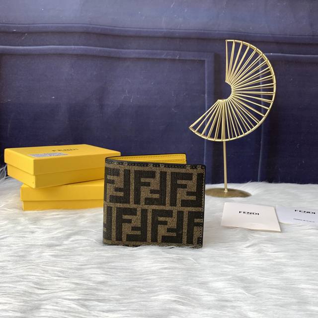 F7Mo169男士皮夹带有八个内部卡槽和两个支票夹层，饰有Ff图案，黄色皮籿里，尺寸10.5Cmx9.6Cmx1.5Cm