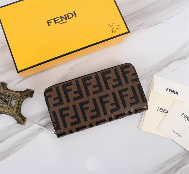 品牌: Fendi 芬迪 款号: 丝印钢印单拉 货号: 868568 颜色: 卡其色 尺寸: 19.510.53 材质: 大面用进口头层纳帕牛皮，内里用黑色羊皮