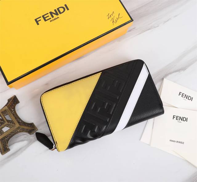 品牌: Fendi 芬迪 款号: 荔枝拼单拉 货号: 868568 颜色: 黑色+柠檬黄 尺寸: 19.510.53 材质: 大面用进口头层荔枝纹牛皮+纳帕牛皮 品牌: Fendi 芬迪 款号: 荔枝拼单拉 货号: 868568 颜色: 黑色+柠檬黄 尺寸: 19.510.53 材质: 大面用进口头层荔枝纹牛皮+纳帕牛皮