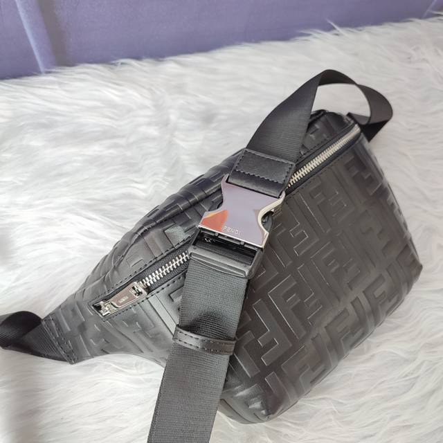 款号7Va434 压花黑色，拉链开合腰包，可调节腰带，饰有Ff图案。尺寸46Cm－18Cm－9Cm