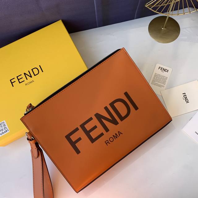 款号F7Va491棕色压字，手拿包搭配可拆式链条提手，内有卡片套，正面压Ff图案，拉链开合。尺寸27Cm－20Cm－6Cm