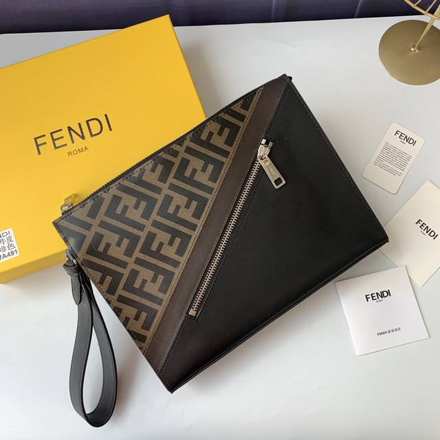 款号F7Va491面料咖啡配咖啡,手拿包搭配可拆式链条提手,内有卡片套,正面配搭带拉链的斜对角口袋,拉链开合。尺寸27Cm-20Cm-6Cm 款号F7Va491面料咖啡配咖啡,手拿包搭配可拆式链条提手,内有卡片套,正面配搭带拉链的斜对角口袋,拉链开合。尺寸27Cm-20Cm-6Cm