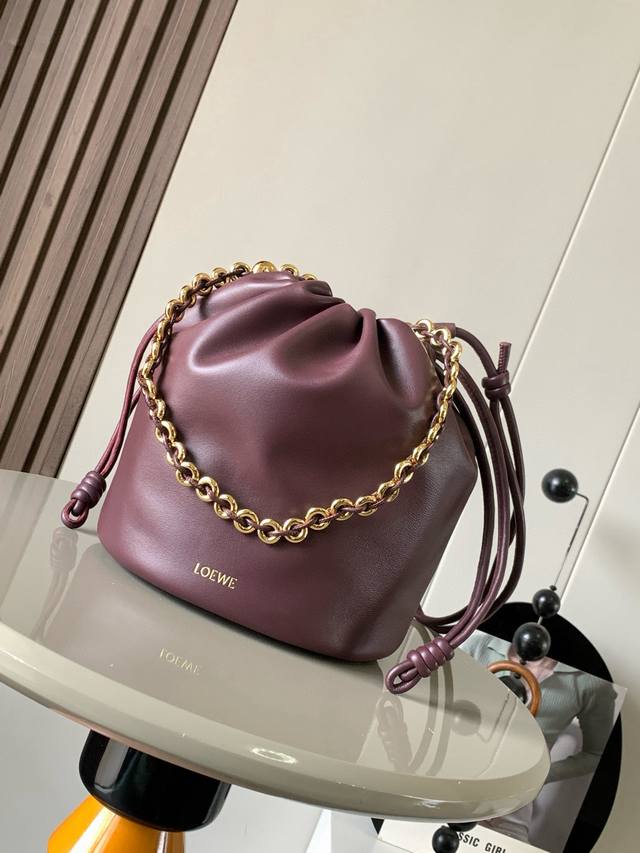 新款柔软纳帕羊皮革 Flamenco Purse Bucket 水桶手袋新品Flamenco Purse 手袋采用褶皱设计侧面搭配标志性绳结等关键细节Bucke