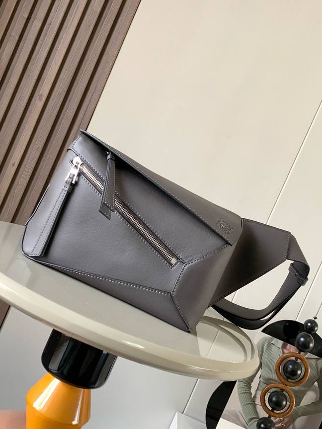 新款小号经典牛皮革 Puzzle 腰包长方体形状和精确的切割技术创造了Puzzle 独特的几何线条这款小号腰包采用经典牛皮革制成皮质柔软轻便，造型低调有辨识度不