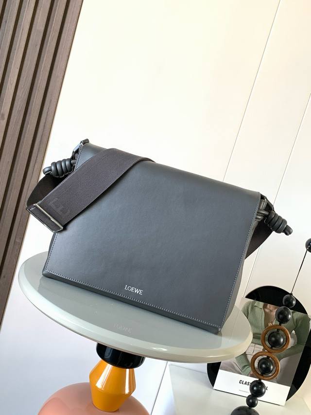 亮面柔软牛皮革 Flamenco Satchel 手袋新品这款手袋将经典 Flamenco手袋重新设计为实用的斜挎包采用拉绳收紧,并打上标志性的盘绕结此版本以亮 亮面柔软牛皮革 Flamenco Satchel 手袋新品这款手袋将经典 Flamenco手袋重新设计为实用的斜挎包采用拉绳收紧,并打上标志性的盘绕结此版本以亮