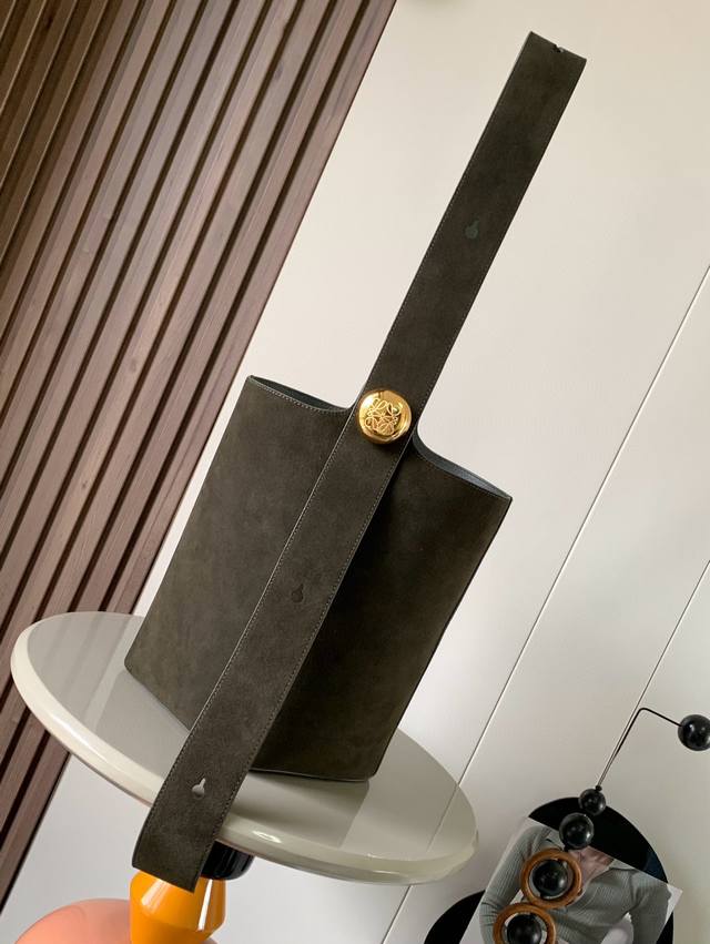 新款大号绒面牛皮革 Pebble 水桶包,Pebble 将纯粹的简约线条与瞩目设计风格巧妙融合造就别具一格的创新的手袋设计标志性的 Anagram 雕刻五金件兼