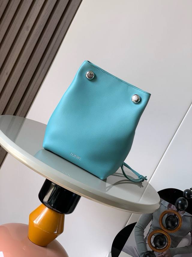 新品光滑牛皮革 Pebble小袋 光滑牛皮革小袋，采用折叠结构、管状肩带和双重标志性Anagram Pebble别看它外观小巧，其实容量超级大！日常必需品都能装