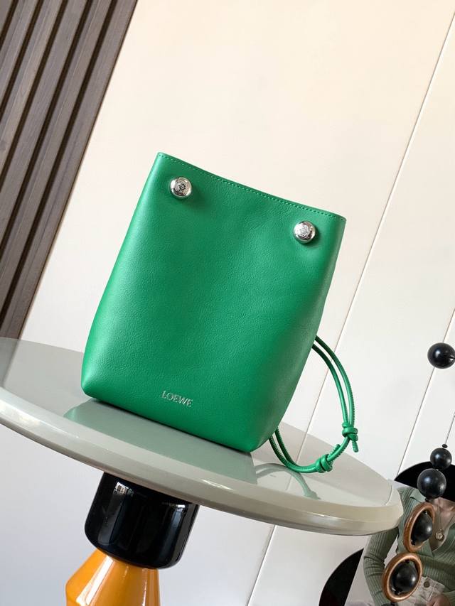 新品光滑牛皮革 Pebble小袋 光滑牛皮革小袋，采用折叠结构、管状肩带和双重标志性Anagram Pebble别看它外观小巧，其实容量超级大！日常必需品都能装