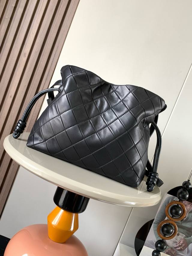 新款中号褶裥纳帕羊皮Flamenco 福袋手拿包它通过拉绳收紧 并打上标志性的盘绕结中号版本以闪亮纳帕羊皮革打造经过手工裁剪、缝合和缝制。*中号Flamenco