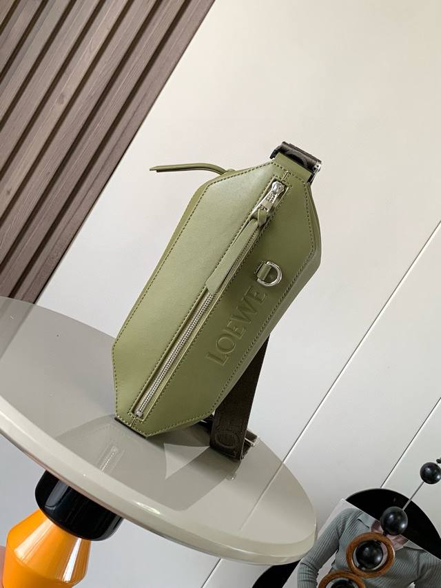 经典牛皮革变形 Sling 手袋 紧凑型 Sling 手袋配有可调节 Loewe 织带和品牌标志金属搭扣可打开以改变手袋容量并实现多种携带方式。外部拉链平口袋进 经典牛皮革变形 Sling 手袋 紧凑型 Sling 手袋配有可调节 Loewe 织带和品牌标志金属搭扣可打开以改变手袋容量并实现多种携带方式。外部拉链平口袋进