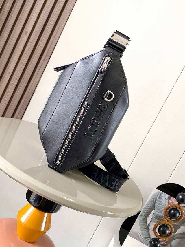 经典牛皮革变形 Sling 手袋 紧凑型 Sling 手袋配有可调节 Loewe 织带和品牌标志金属搭扣可打开以改变手袋容量并实现多种携带方式。外部拉链平口袋进