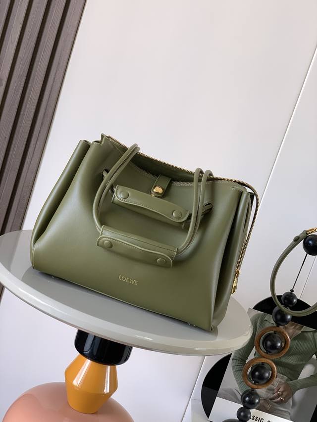 中号柔软牛皮革 Madrid手袋Madrid 具有柔软的结构感梯形造型采用角撑设计，搭配可调节提手和 Pebble 磁扣此小号版本采用柔软牛皮革制成*可肩背、斜