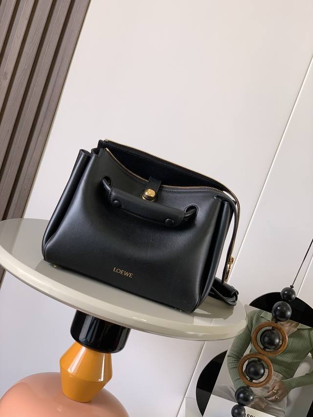 小号柔软牛皮革 Madrid手袋Madrid 具有柔软的结构感梯形造型采用角撑设计，搭配可调节提手和 Pebble 磁扣此小号版本采用柔软牛皮革制成*可肩背、斜