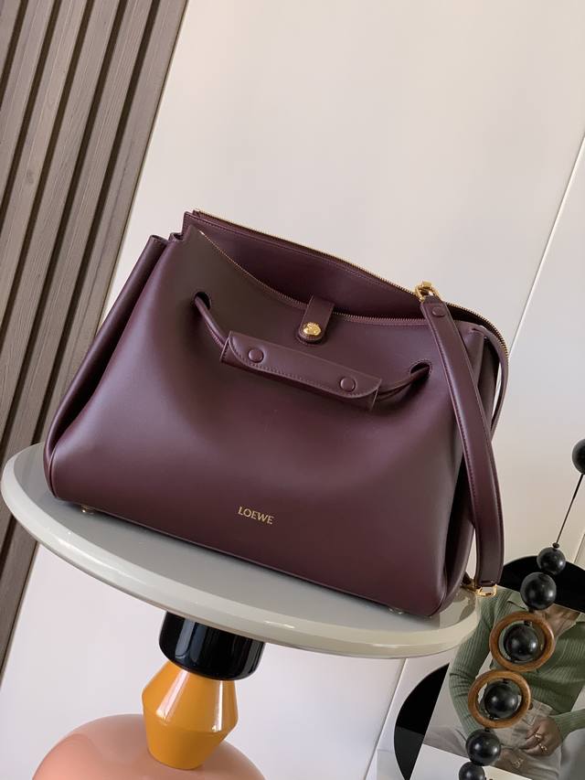 大号柔软牛皮革 Madrid手袋Madrid 具有柔软的结构感梯形造型采用角撑设计，搭配可调节提手和 Pebble 磁扣此大号版本采用柔软牛皮革制成*可肩背、斜