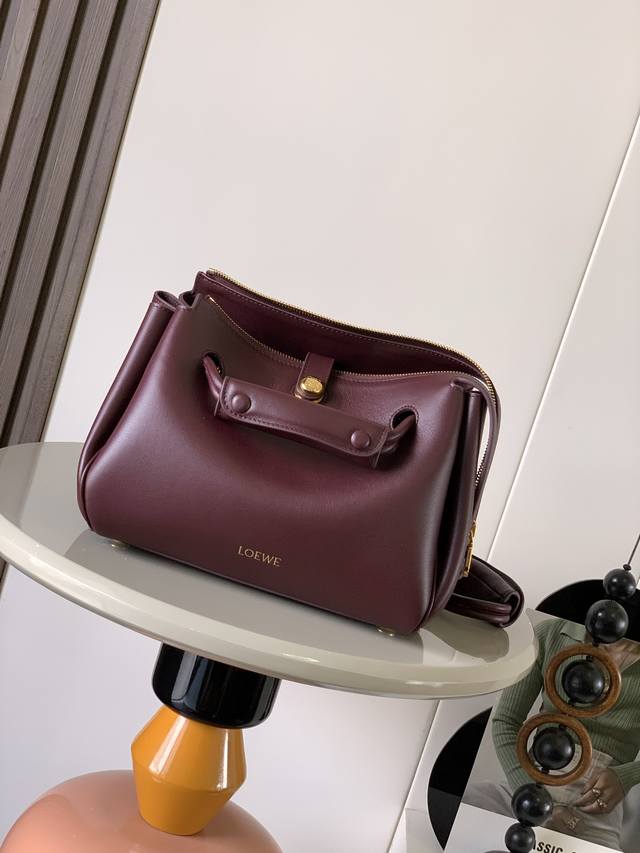 小号柔软牛皮革 Madrid手袋Madrid 具有柔软的结构感梯形造型采用角撑设计，搭配可调节提手和 Pebble 磁扣此小号版本采用柔软牛皮革制成*可肩背、斜