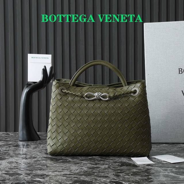 编号：80842 Bottega Veneta 夏季系列Andiamo 中号 手袋，大牌明星相继撞款！刘雯杜鹃井柏然米卡郭采洁等一众明星最爱新宠包袋 Andia
