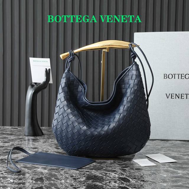 款号:754988 Bv23秋冬 Medium Sardine 来自意大利的“沙丁鱼” ‘Sardine我送它一个称号:时尚捕手 缪斯黄酮的手柄设计符合人体工工 款号:754988 Bv23秋冬 Medium Sardine 来自意大利的“沙丁鱼” ‘Sardine我送它一个称号:时尚捕手 缪斯黄酮的手柄设计符合人体工工