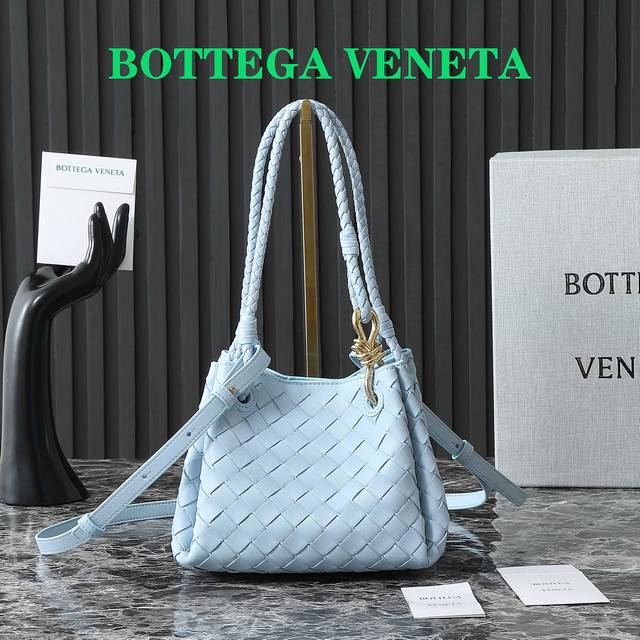 款号:796569 Bv北京之夜“舒淇同款”柜柜都卖爆了～ 灵感来自Parachute托特手袋，融入标志性缪斯黄铜8字扣绳结，整个包包由一整块Intreccit