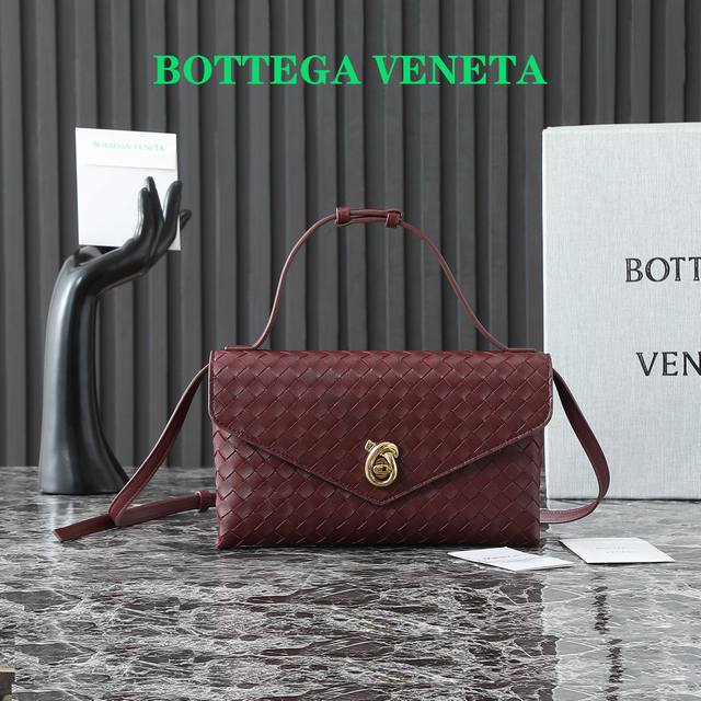 款号:817191 Bv早春新包Knot Lock新系列火热上市 整个包型以10毫米的Intrecciato编织工艺呈现，搭配Knot绳结X3的旋转纽扣是各种场