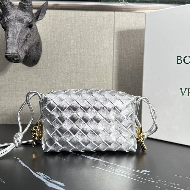 型号：6009-1 Loop编织小方包 金属绳结 Camera Bag Bv呢现有的款式都偏时髦风 大部分略微有点难驾驭 所以我就看中了它！ 这只小方包和云朵包