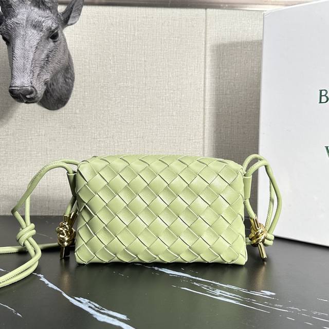 型号：6009-1 Loop编织小方包 金属绳结 Camera Bag Bv呢现有的款式都偏时髦风 大部分略微有点难驾驭 所以我就看中了它！ 这只小方包和云朵包