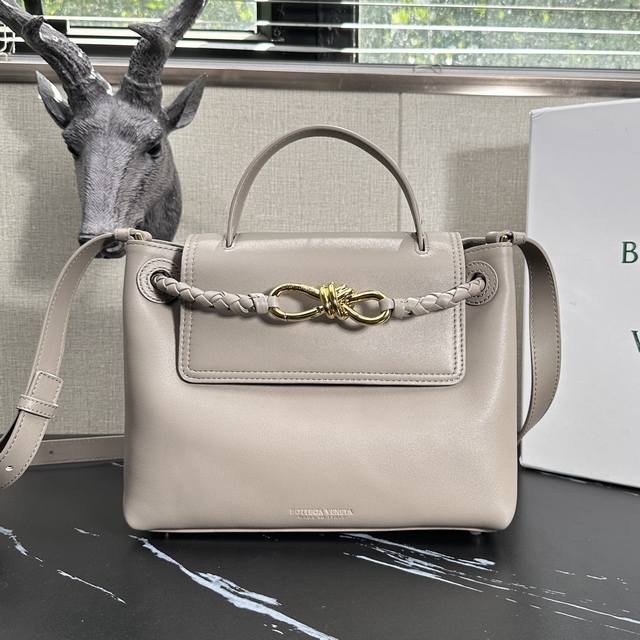 型号：6054 现货啦 Bv Ciaociao手提包小号石灰包 给大家介绍一下 咱Ciaociao呢，是平纹Andiamo的衍生版 多了翻盖的设计安全感有没有提