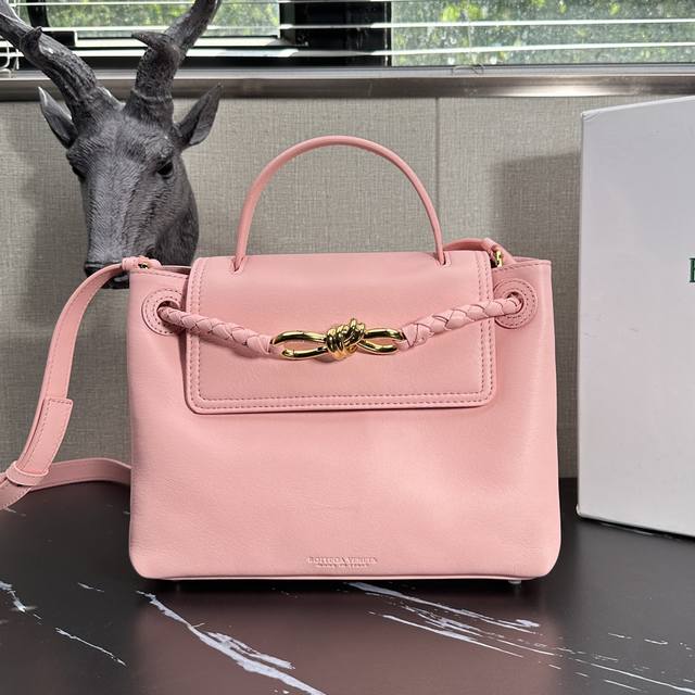 型号:6054 现货啦 Bv Ciaociao手提包小号玫瑰粉 给大家介绍一下 咱Ciaociao呢,是平纹Andiamo的衍生版 多了翻盖的设计安全感有没有提 型号:6054 现货啦 Bv Ciaociao手提包小号玫瑰粉 给大家介绍一下 咱Ciaociao呢,是平纹Andiamo的衍生版 多了翻盖的设计安全感有没有提