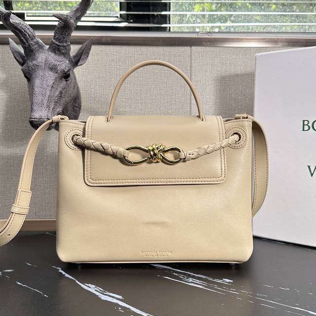 型号：6054 现货啦 Bv Ciaociao手提包小号淡褐 给大家介绍一下 咱Ciaociao呢，是平纹Andiamo的衍生版 多了翻盖的设计安全感有没有提升