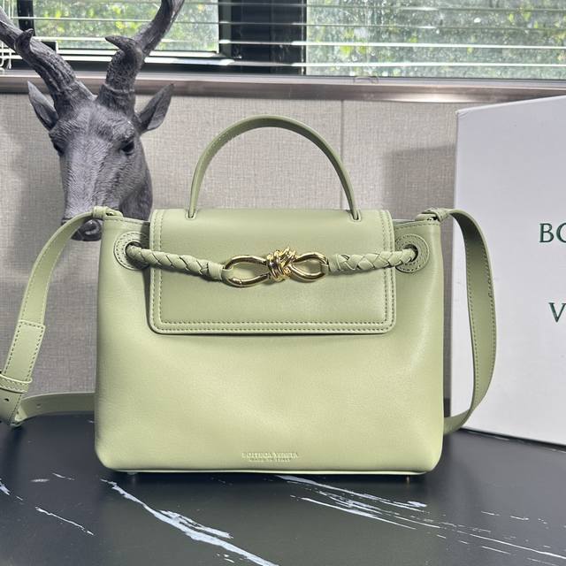 型号：6054 现货啦 Bv Ciaociao手提包小号抹茶 给大家介绍一下 咱Ciaociao呢，是平纹Andiamo的衍生版 多了翻盖的设计安全感有没有提升
