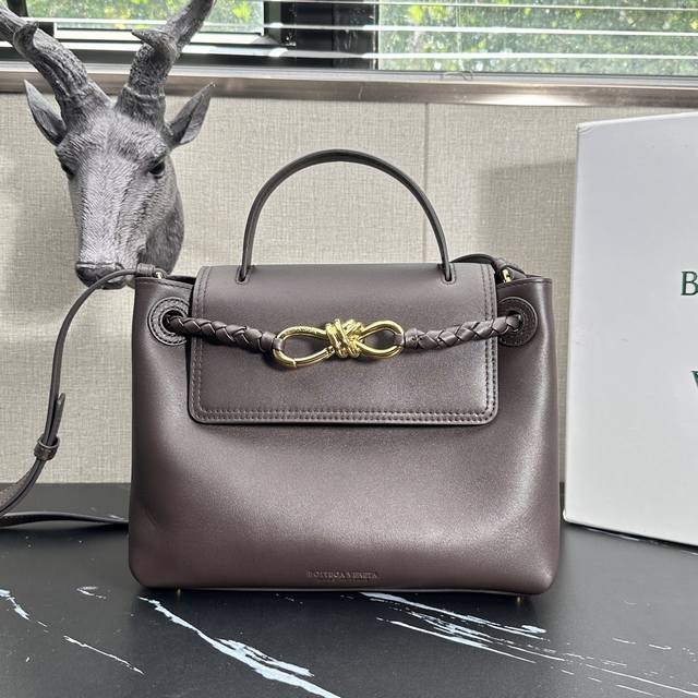 型号：6054 现货啦 Bv Ciaociao手提包小号巧克力 给大家介绍一下 咱Ciaociao呢，是平纹Andiamo的衍生版 多了翻盖的设计安全感有没有提