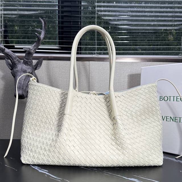 型号：6043 Bv一只很新的双面Pinacoteca托特包 分享一只近期大家期待的新包包 Bv Pinacoteca双面可用托特包~ 这是一款全新具有标志性细