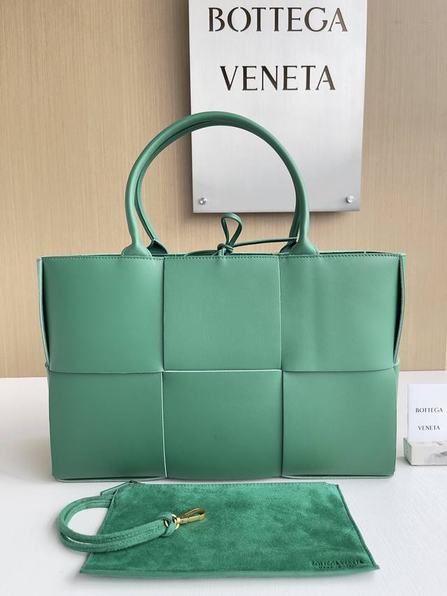 型号:609175 葆蝶家 Bottega Veneta :Arco Tote 托特包 容量巨大,上班休闲都,许多博主都安利过的一只,如果你刚好想入手一只颜值高 型号:609175 葆蝶家 Bottega Veneta :Arco Tote 托特包 容量巨大,上班休闲都,许多博主都安利过的一只,如果你刚好想入手一只颜值高