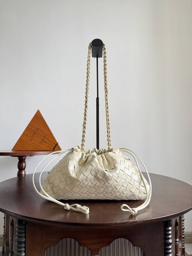 款号：839394 Bottega Veneta 2025新品女士Dustbag Notte手拿包 Dustbag款很多客人都希望出可以斜背的～今季带链条的款终