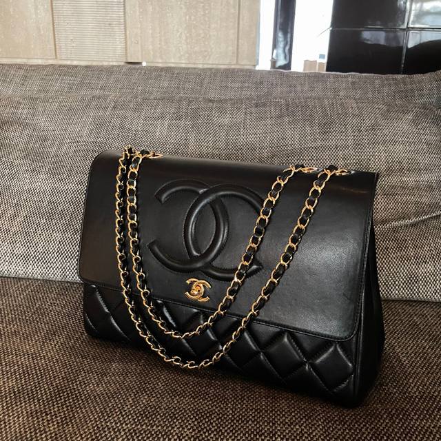 Chanel Vintage 浮雕大Logo翻盖包 尺寸:33X11X23Cm