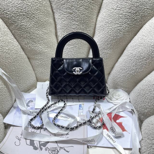 黑色银扣现货24A Kelly手柄包 丝绒布 时尚是一个轮回，大热门中古Kelly被Chanel重新设计焕发生机，中古Kelly以经典的手柄手提出名，在基础加上