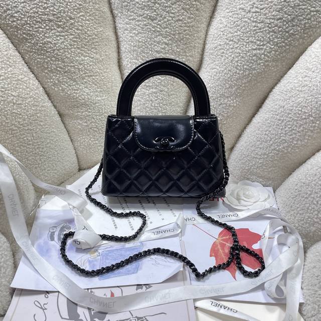 黑色枪扣！现货24A Kelly手柄包 丝绒布 时尚是一个轮回，大热门中古Kelly被Chanel重新设计焕发生机，中古Kelly以经典的手柄手提出名，在基础加