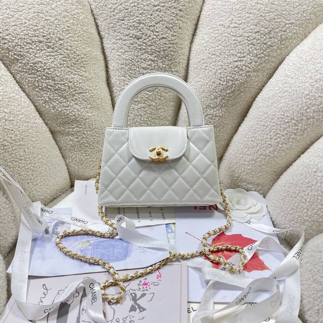 白色油蜡皮！现货24A Kelly手柄包 丝绒布 时尚是一个轮回，大热门中古Kelly被Chanel重新设计焕发生机，中古Kelly以经典的手柄手提出名，在基础