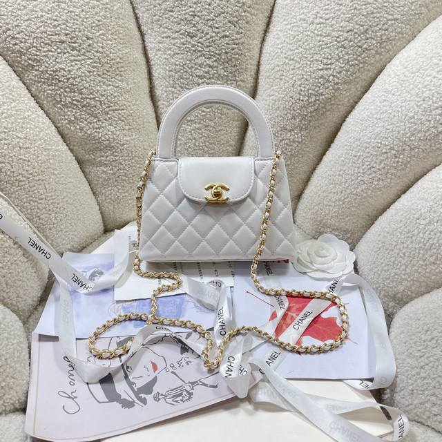 白色羊皮！现货24A Kelly手柄包 丝绒布 时尚是一个轮回，大热门中古Kelly被Chanel重新设计焕发生机，中古Kelly以经典的手柄手提出名，在基础加