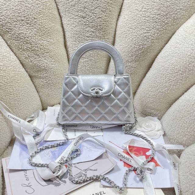 银色！现货24A Kelly手柄包 丝绒布 时尚是一个轮回，大热门中古Kelly被Chanel重新设计焕发生机，中古Kelly以经典的手柄手提出名，在基础加上皮