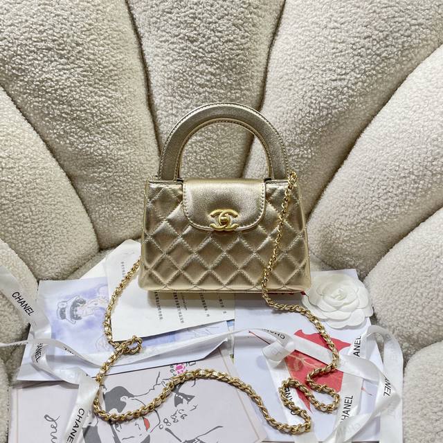 金色！现货24A Kelly手柄包 丝绒布 时尚是一个轮回，大热门中古Kelly被Chanel重新设计焕发生机，中古Kelly以经典的手柄手提出名，在基础加上皮