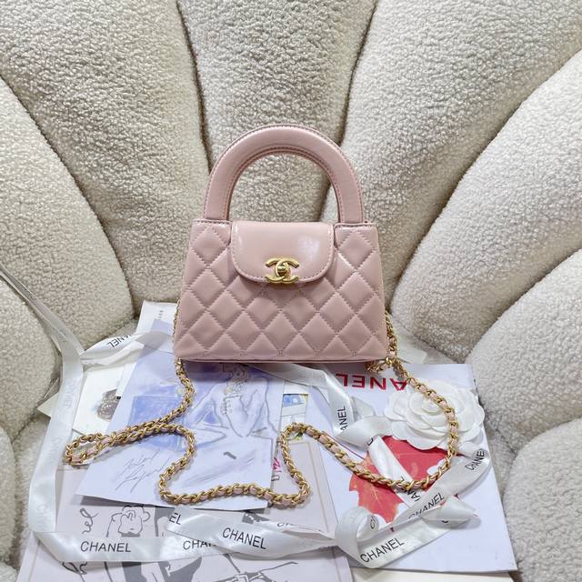 粉色！现货24A Kelly手柄包 丝绒布 时尚是一个轮回，大热门中古Kelly被Chanel重新设计焕发生机，中古Kelly以经典的手柄手提出名，在基础加上皮